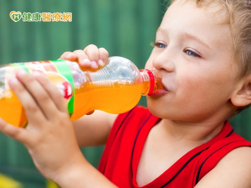 小孩愛喝含糖飲料糖尿病越早發生越慘！...