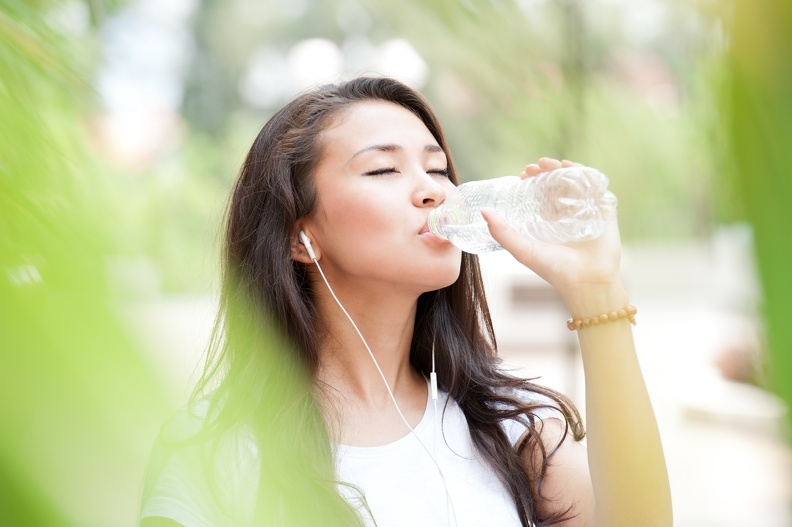 喝水減肥是真，但千萬不要在吃飯時多喝水！水該怎麼個喝法，7個...