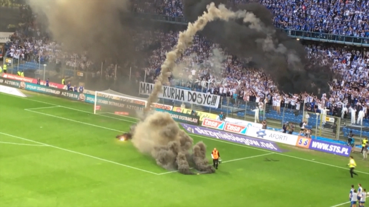 波蘭足球甲級聯賽球迷暴動擲燃燒彈...