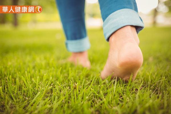早上7至9點赤腳在草地上行走，有助調節脾胃功能和穩定自律神經，進而改善夜間睡眠品質。